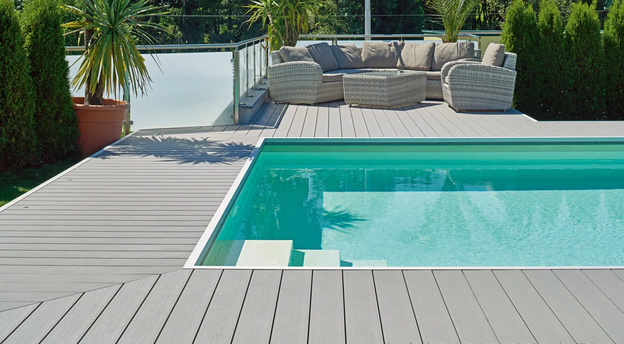 Terrasse mit Pool. Bild: Kuratle und Jaecker