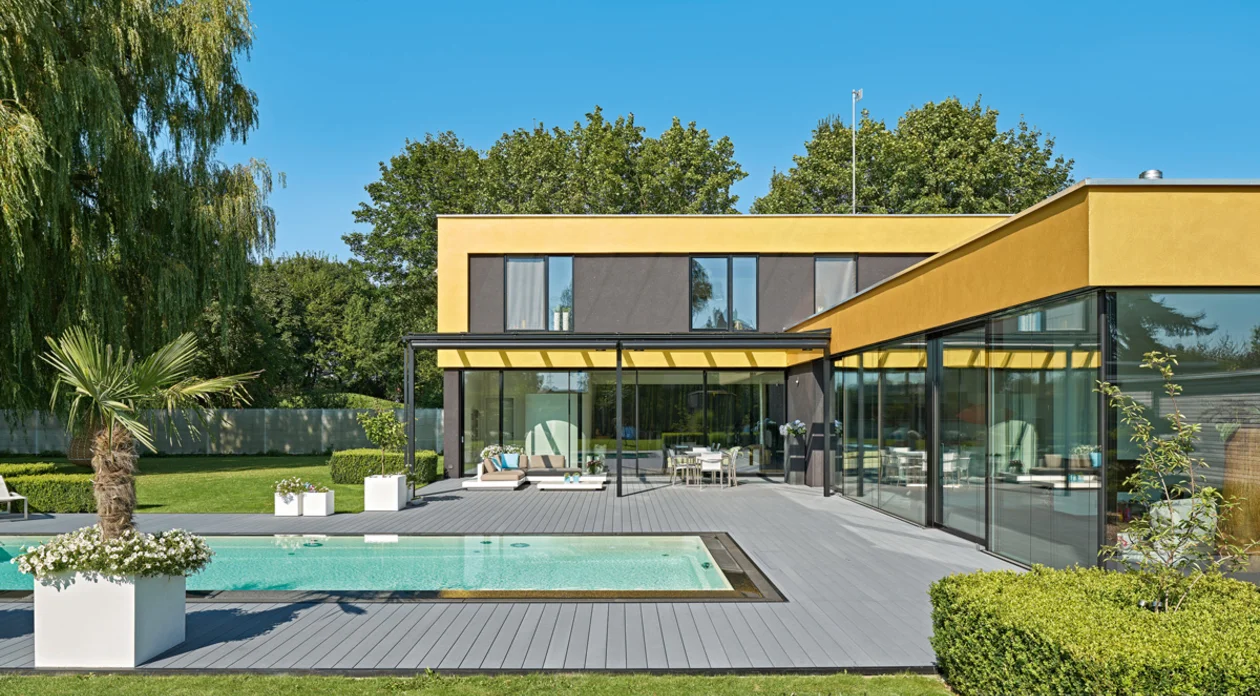Terrassengestaltung mit Pool. Bild: Kuratle und Jaecker