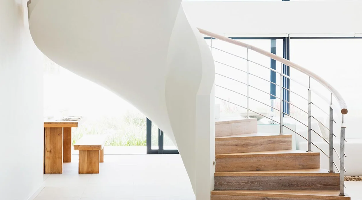 Wendeltreppe mit einem lang geschwungenen Aufstieg