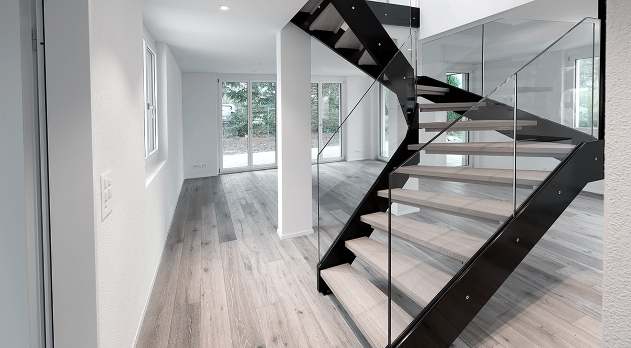 Treppe mit Glasgeländer. Bild: Keller Treppenbau
