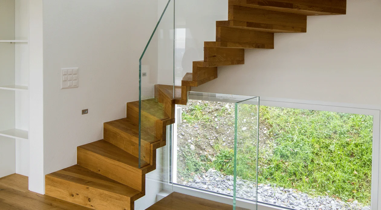Als wäre das Holz gefaltet: Faltwerktreppe mit Glasgeländer