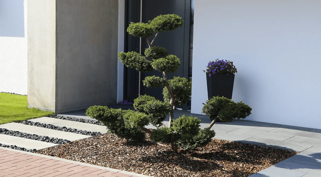 Bauarena Gartenwelt- Natursteinplatten vor dem Hauseingang