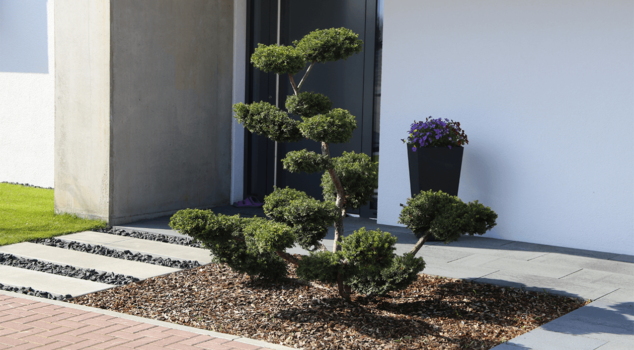 Bauarena Gartenwelt- Natursteinplatten vor dem Hauseingang