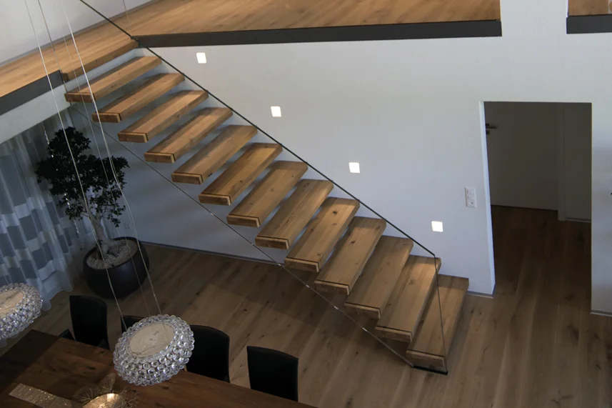 Treppe mit Glasgeländer. Bild: Keller Treppenbau