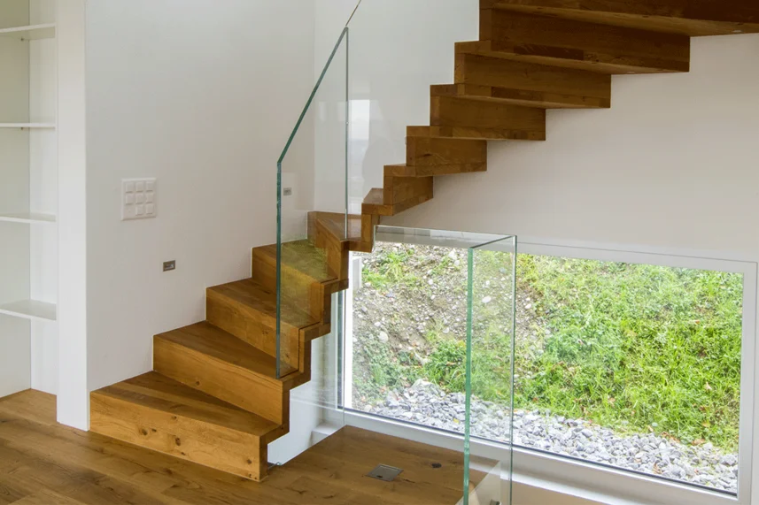 Als wäre das Holz gefaltet: Faltwerktreppe mit Glasgeländer