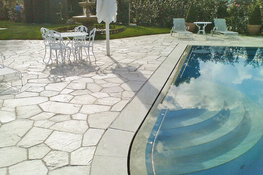 Poolanlage Verde Quarzit. Bild: Eckardt Natursteine AG