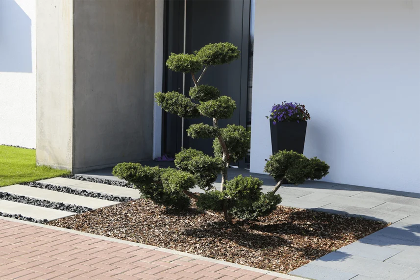 Bauarena Gartenwelt- Natursteinplatten vor dem Hauseingang