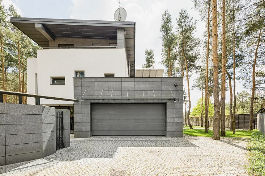 Bauarena Gebäudewelt- Haus mit Garagentor