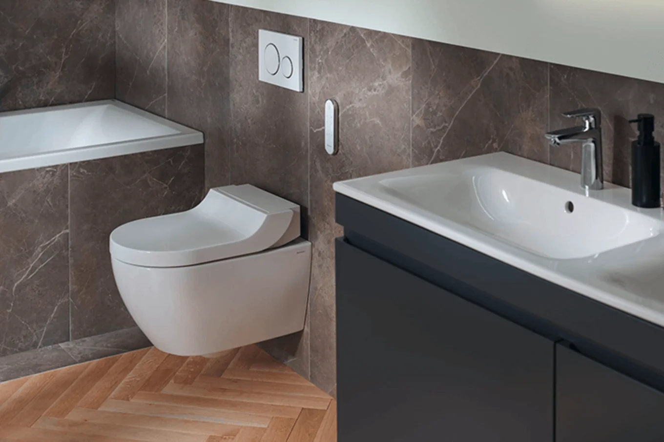Geberit: Modernes Bad mit Dusch-WC