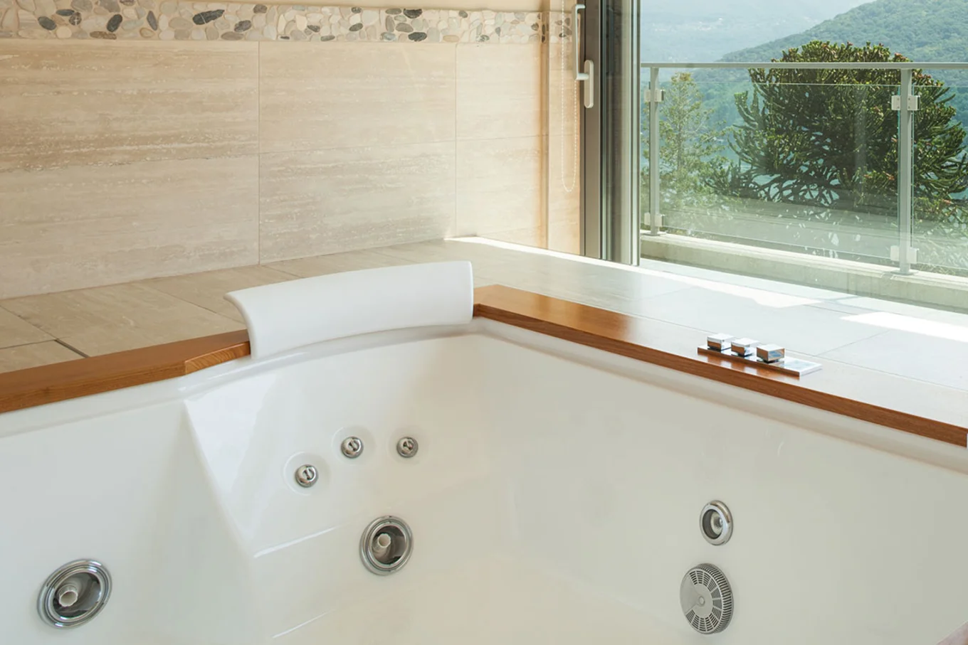 Eckbadewanne mit Whirlpooldüsen