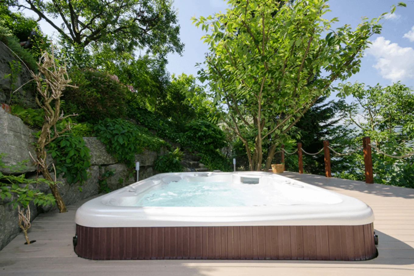Bauarena Gartenwelt. Bild: Küng. Whirlpool auf Terrasse.