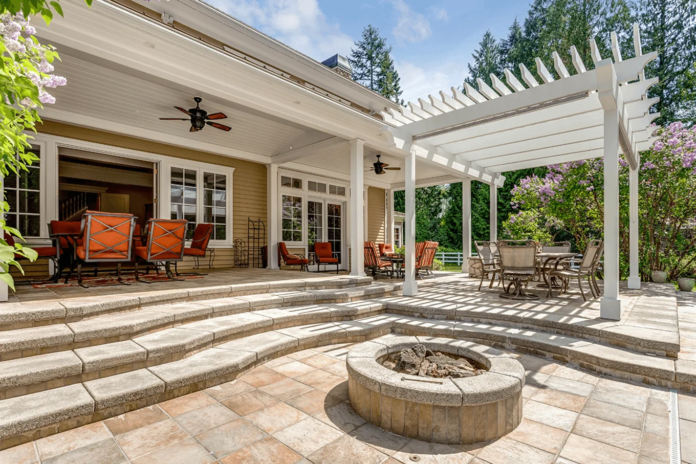 Bauarena Gartenwelt: Terrasse mit Feuerschale