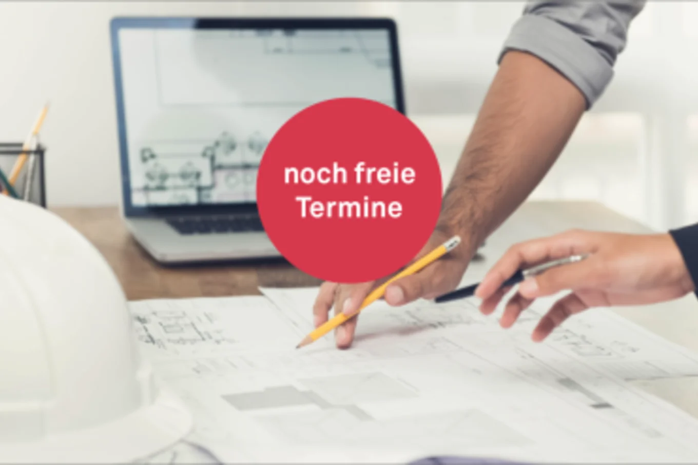 Arbeitstisch und Störer "noch freie Termine"