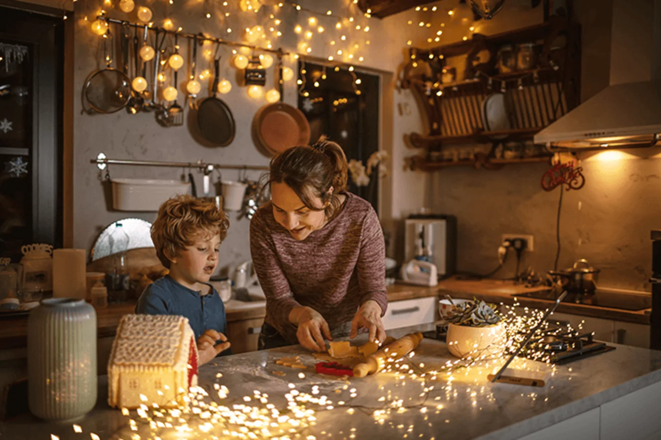 Mutter und Kind beim Guetzlibacken