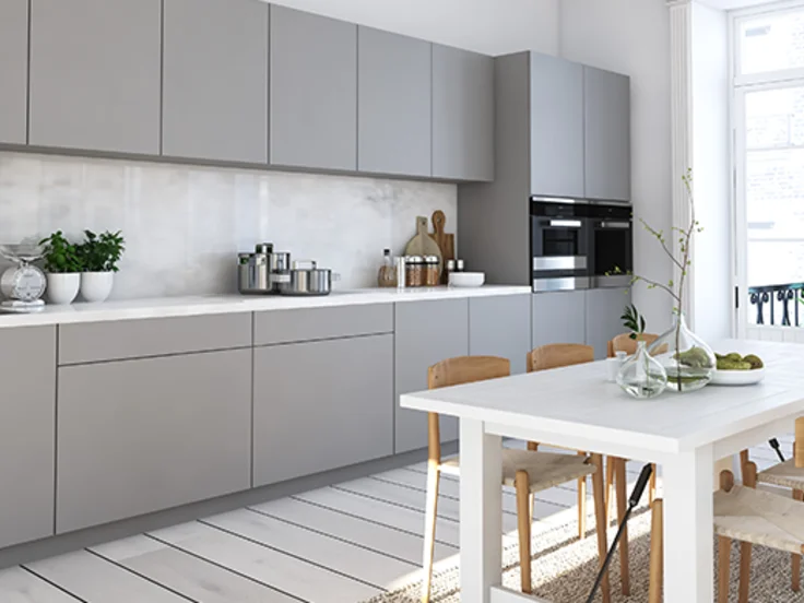Bauarena Küchenwelt: Moderne Küche mit Küchenrückwand und Arbeitsplatte